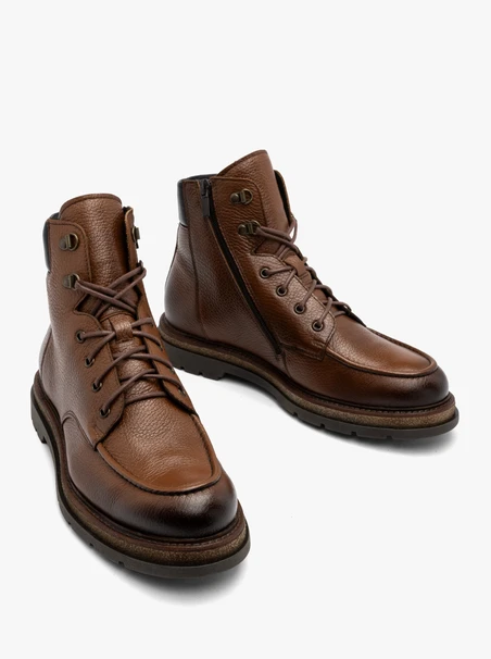 Braune Herrenstiefel mit Ziernähten auf dem Rist