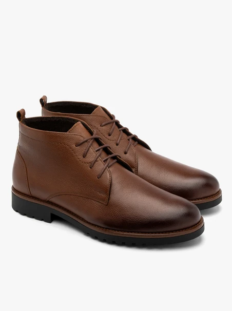 Braune Herrenstiefel mit kontrastierender Sohle