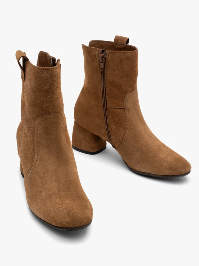 Rote Veloursstiefel mit niedrigen Absätzen