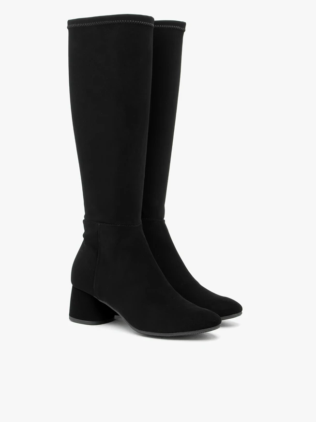 Flexible Stiefel mit breitem Schaft und niedrigem Absatz