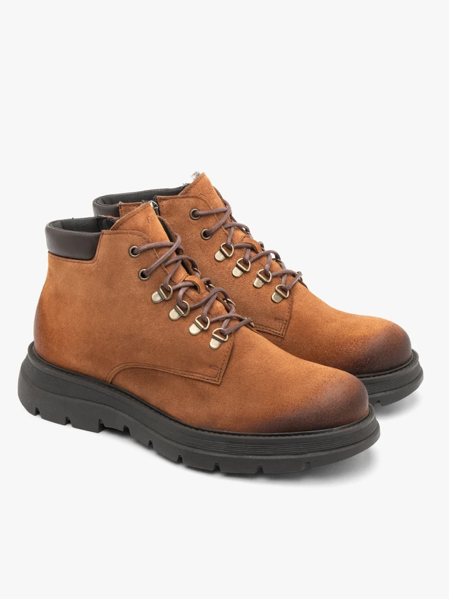 Isolierte Stiefel aus roter Wolle mit festem Boden