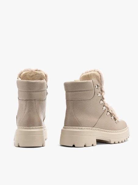 Beigefarbene Stiefel mit Fell an der Zunge