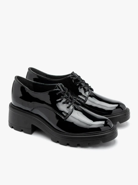 Lackierte Damenhalbschuhe auf festem Boden