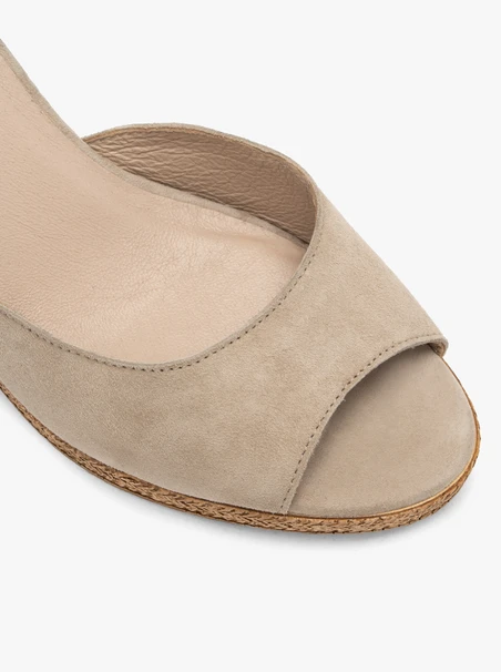 Beigefarbene Veloursledersandalen mit Plateauabsatz
