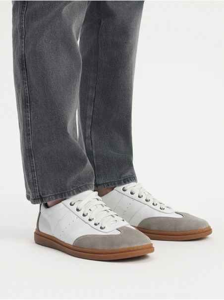 Mehrfarbige Sporthalbschuhe für Männer