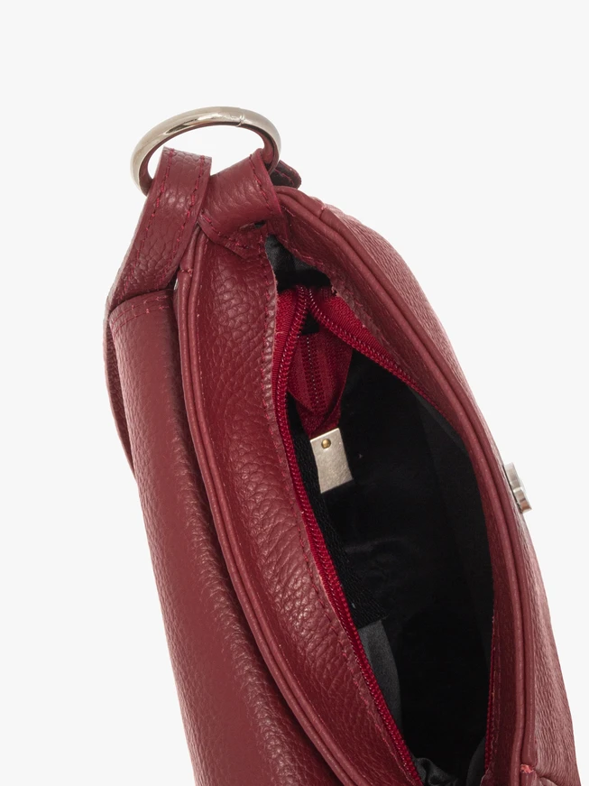 Kastanienbraune Posttasche mit Klappe