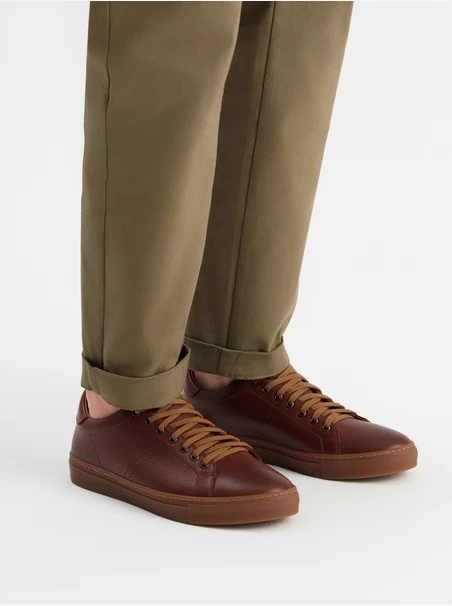Braune Lederhalbschuhe im sportlichen Stil