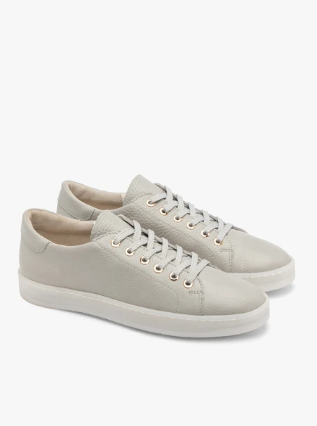 Graue Sportschuhe mit flacher Sohle