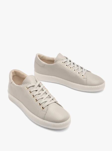 Graue Sportschuhe mit flacher Sohle