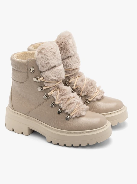 Beigefarbene Stiefel mit Fell an der Zunge