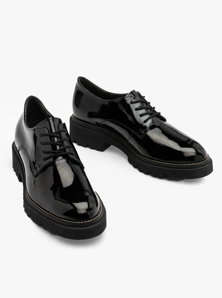 Schwarz lackierte Halbschuhe mit hellem Boden