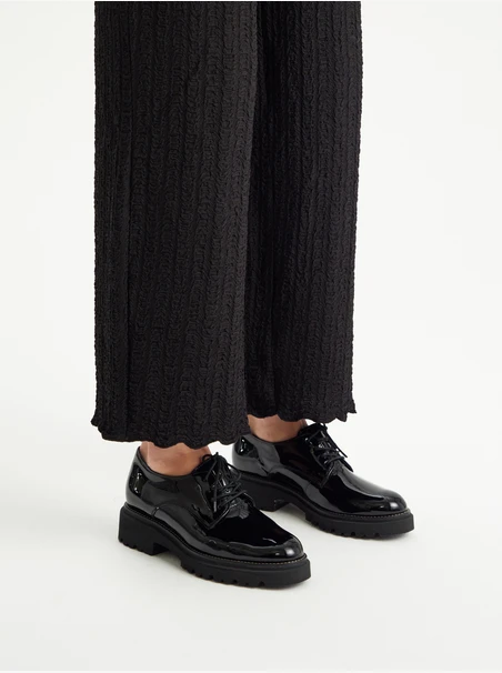 Schwarz lackierte Halbschuhe mit hellem Boden