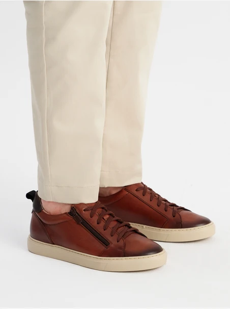 Braune Herren-Turnschuhe mit dekorativem Reißverschluss