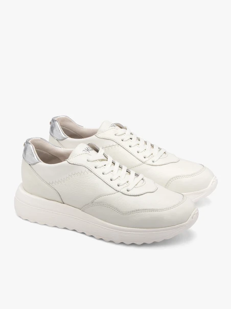 Cremefarbene sportliche Halbschuhe mit silbernem Einsatz an der Ferse