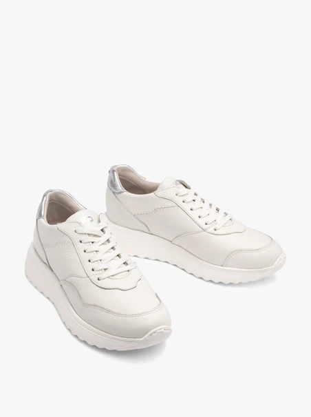 Cremefarbene sportliche Halbschuhe mit silbernem Einsatz an der Ferse