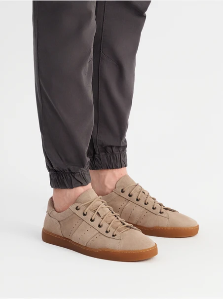Velours-Halbschuhe im sportlichen Stil