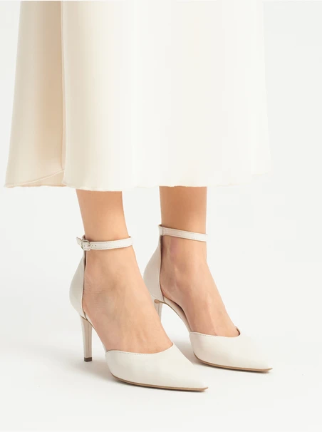 Zweiteilige cremefarbene Stiletto-Pumps