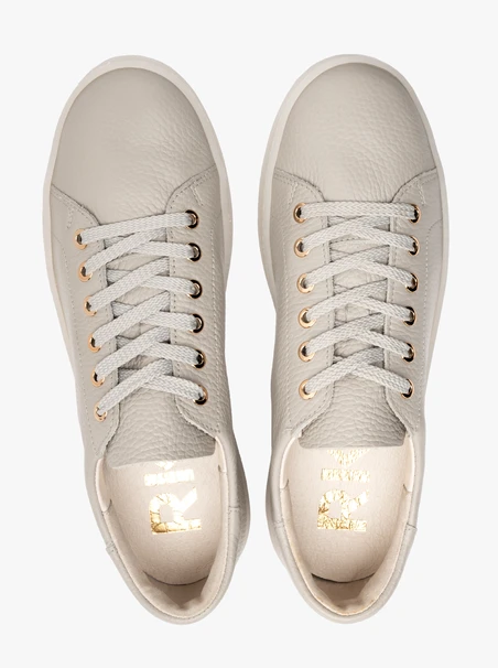 Graue Sportschuhe mit flacher Sohle