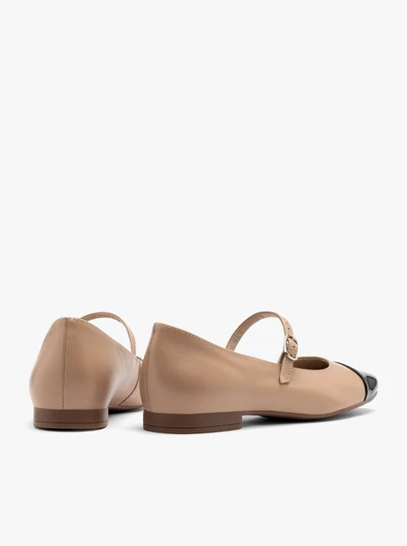 Beigefarbene Ballerinas mit kontrastierendem schwarzem Nasenriemen