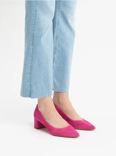 Fuchsiafarbene Velourspumps mit Stilettoabsatz