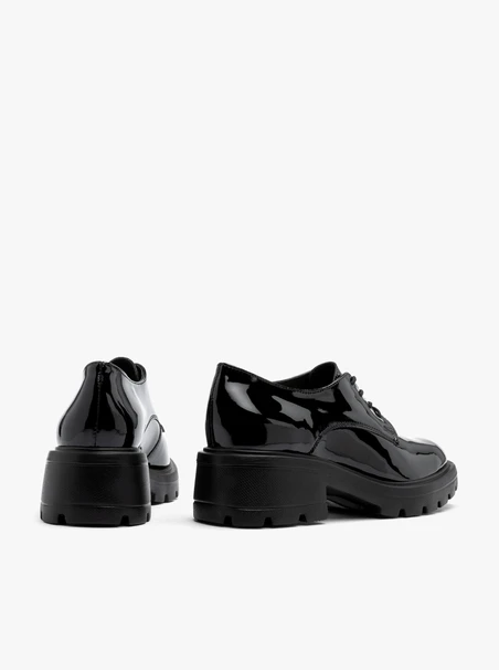 Lackierte Damenhalbschuhe auf festem Boden