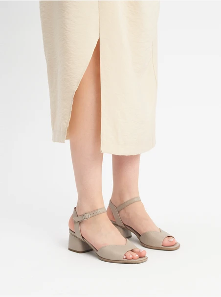 Beige Blockabsatz-Sandalen
