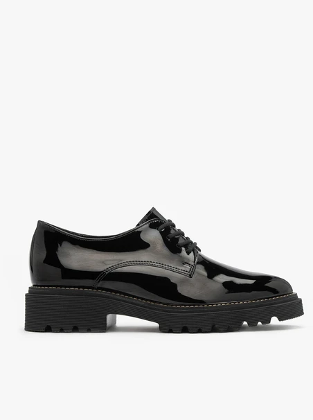 Schwarz lackierte Halbschuhe mit hellem Boden