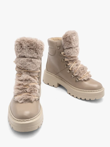 Beigefarbene Stiefel mit Fell an der Zunge