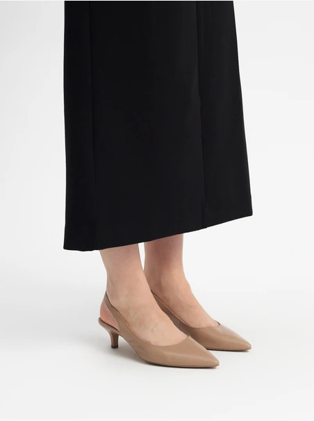 Beigefarbene Slingback-Pumps mit Entenschwanzabsatz
