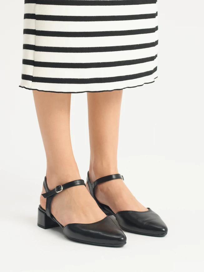 Schwarze Pumps mit offenem Absatz