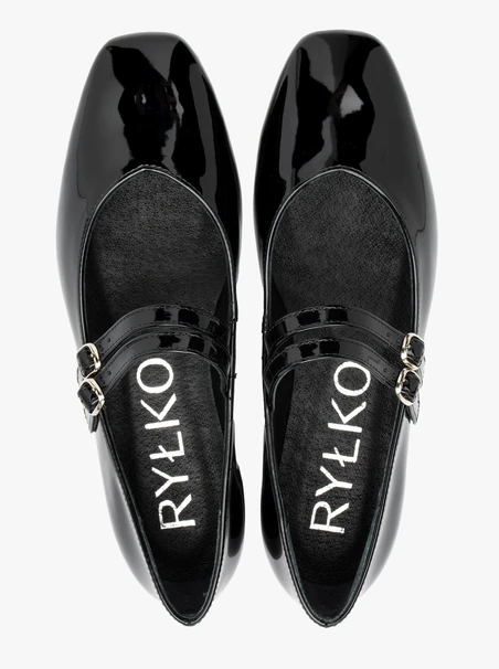 Schwarz lackierte Ballerinas mit zwei Riemen