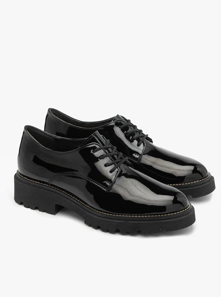 Schwarz lackierte Halbschuhe mit hellem Boden