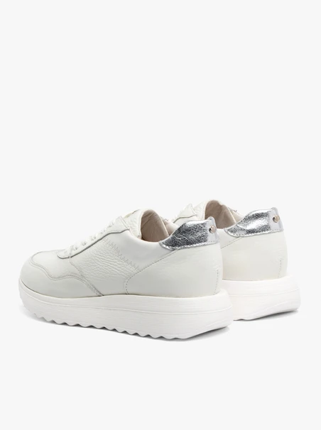 Sportliche Halbschuhe in Creme mit silbernem Einsatz an der Ferse