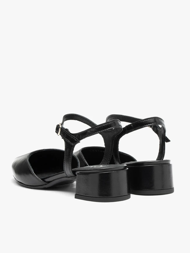 Schwarze Pumps mit offenem Absatz