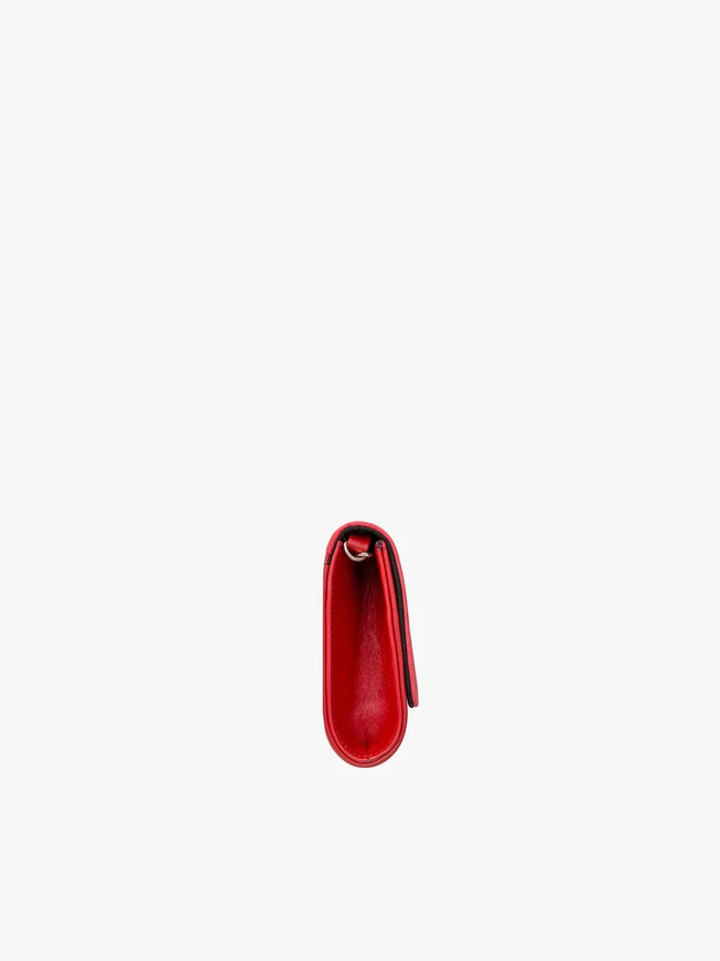 Kleine rote Handtasche mit silberner Kette