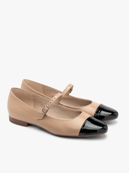 Beigefarbene Ballerinas mit kontrastierendem schwarzem Nasenriemen