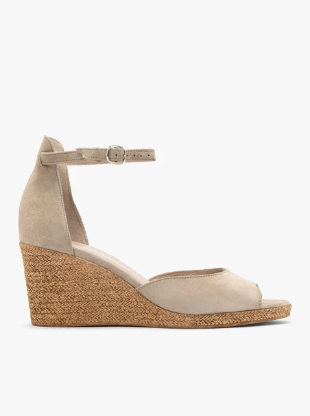Beigefarbene Veloursledersandalen mit Plateauabsatz