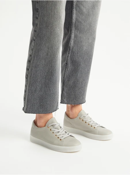Graue Sportschuhe mit flacher Sohle