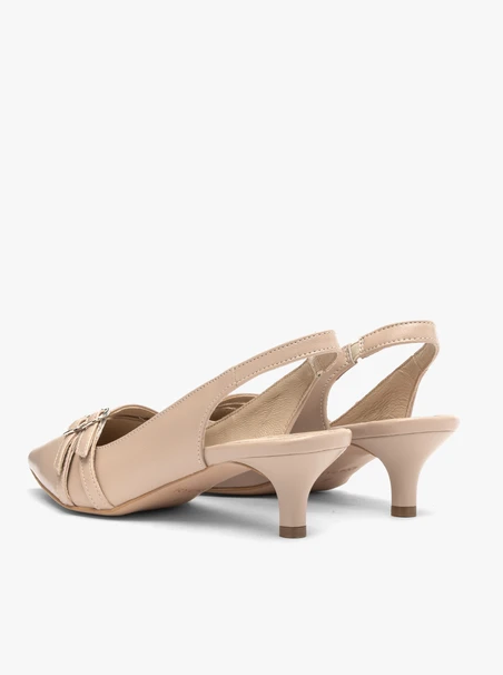Beigefarbene Slingback-Pumps mit dekorativen Riemchen