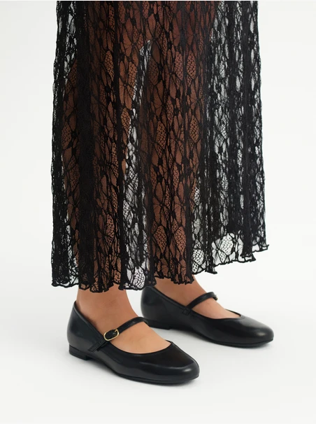 Schwarze Damenballerinas mit Riemen