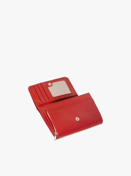 Rote Brieftasche mit silbernen Details