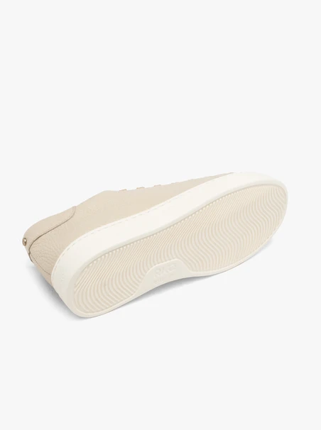 Beige Sporthalbschuhe mit goldenen Ösen