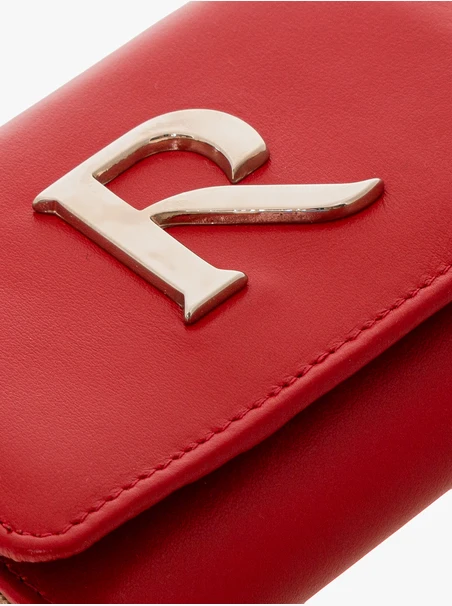 Rote Brieftasche mit silbernen Details