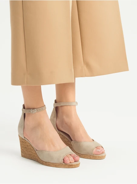 Beigefarbene Veloursledersandalen mit Plateauabsatz