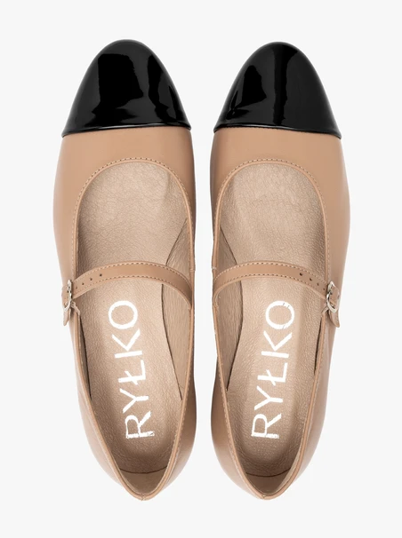 Beigefarbene Ballerinas mit kontrastierendem schwarzem Nasenriemen
