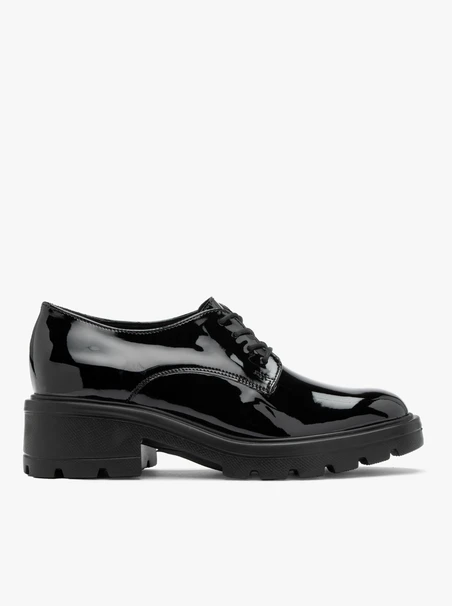 Lackierte Damenhalbschuhe auf festem Boden