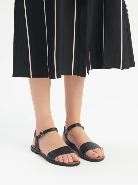 Schwarze flache Damen-Sandalen
