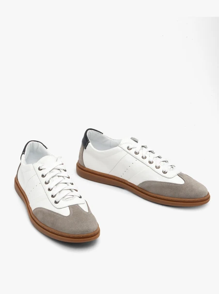 Mehrfarbige Sporthalbschuhe für Männer