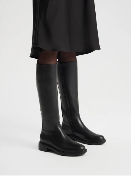 Klassische schwarze Damenstiefel