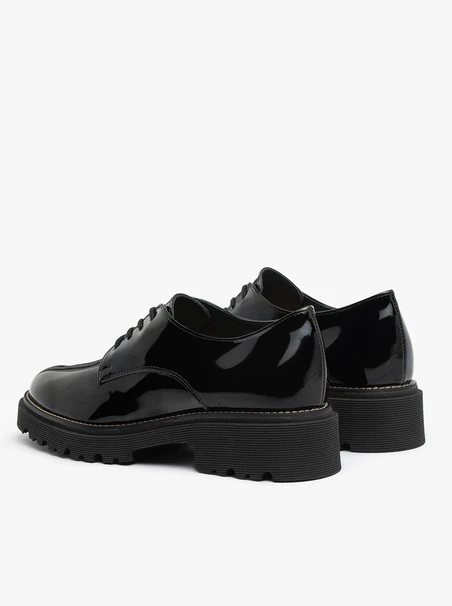 Schwarz lackierte Halbschuhe mit hellem Boden